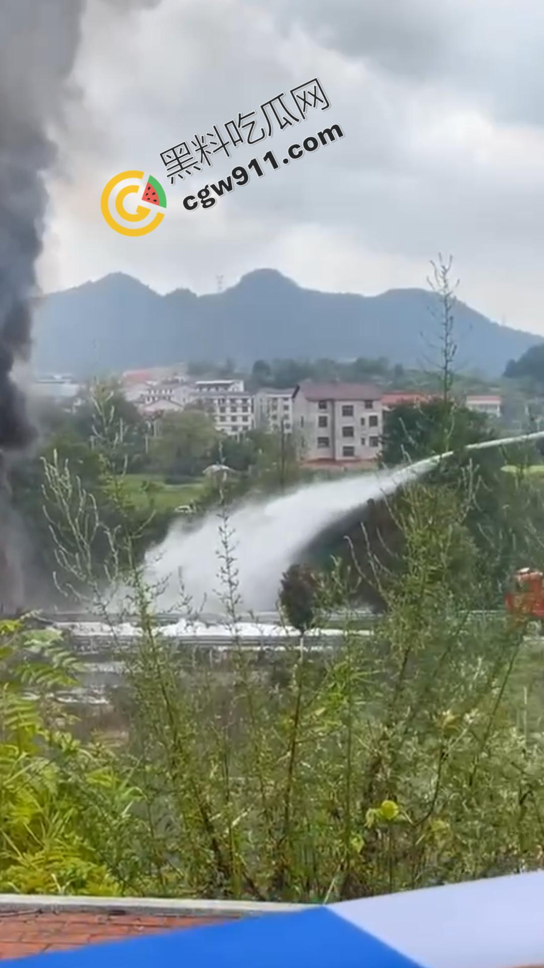 油罐车烈焰悲剧:万宝镇国道油罐车侧翻引发巨火,吞噬两生命,现场浓烟滚滚,宛如人间炼狱 第9张 油罐车烈焰悲剧:万宝镇国道油罐车侧翻引发巨火,吞噬两生命,现场浓烟滚滚,宛如人间炼狱 第9张