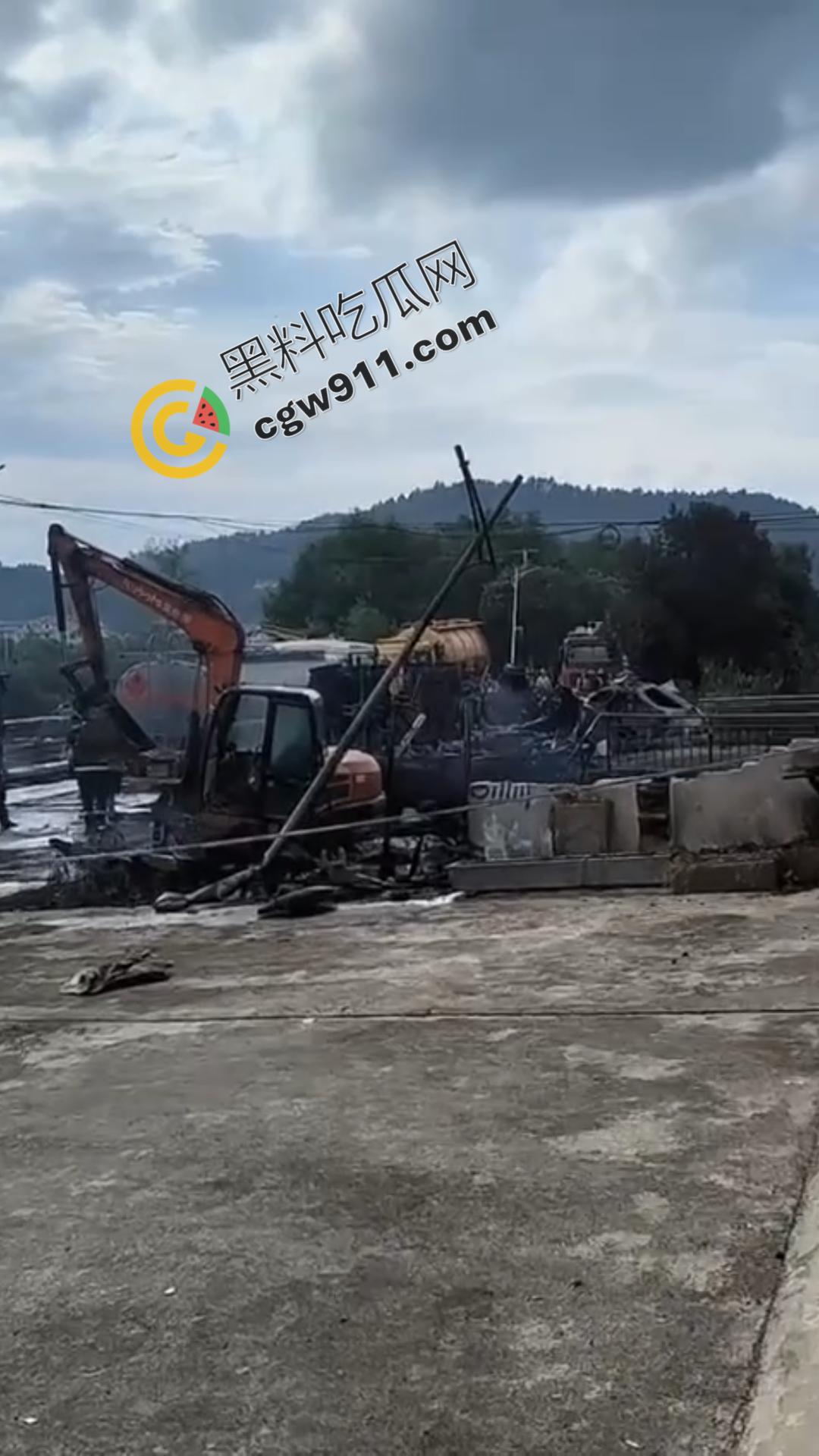 油罐车烈焰悲剧:万宝镇国道油罐车侧翻引发巨火,吞噬两生命,现场浓烟滚滚,宛如人间炼狱 第10张 油罐车烈焰悲剧:万宝镇国道油罐车侧翻引发巨火,吞噬两生命,现场浓烟滚滚,宛如人间炼狱 第10张