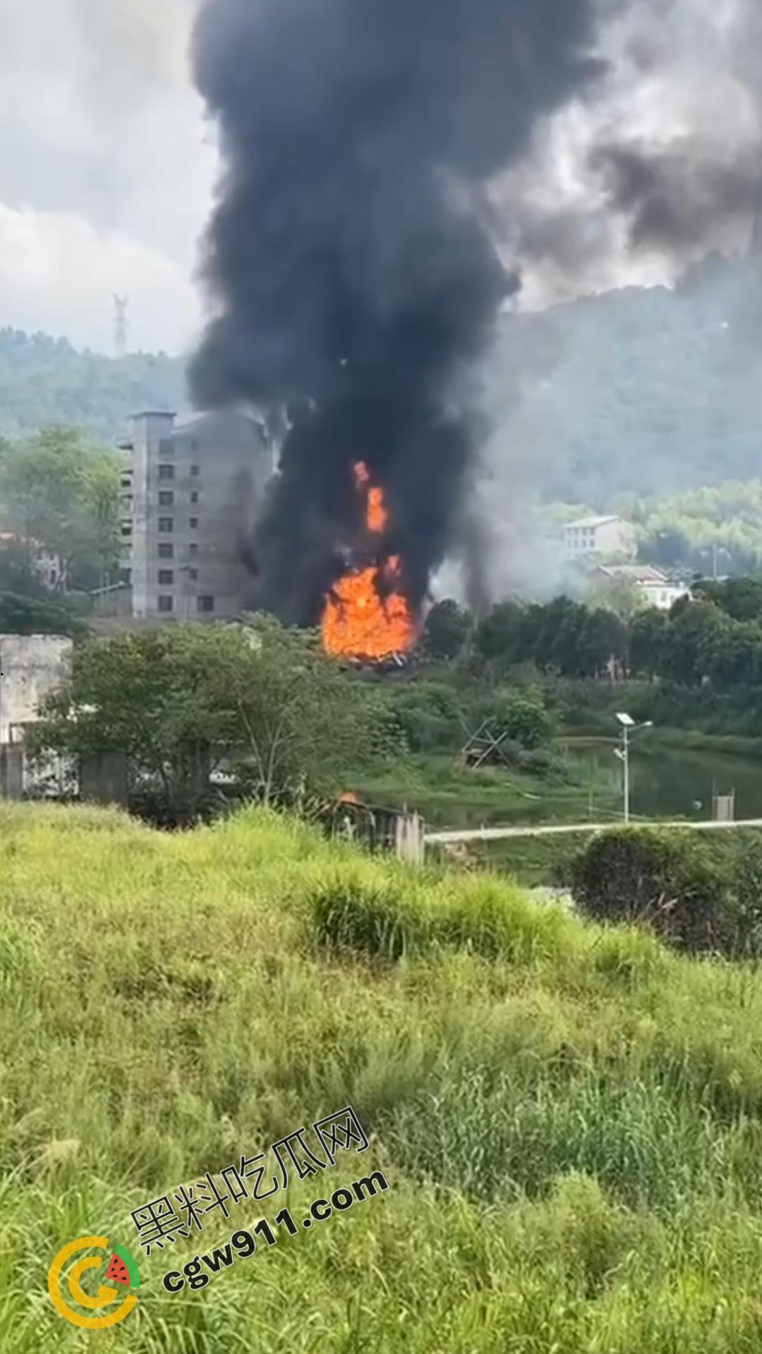油罐车烈焰悲剧:万宝镇国道油罐车侧翻引发巨火,吞噬两生命,现场浓烟滚滚,宛如人间炼狱 第11张 油罐车烈焰悲剧:万宝镇国道油罐车侧翻引发巨火,吞噬两生命,现场浓烟滚滚,宛如人间炼狱 第11张