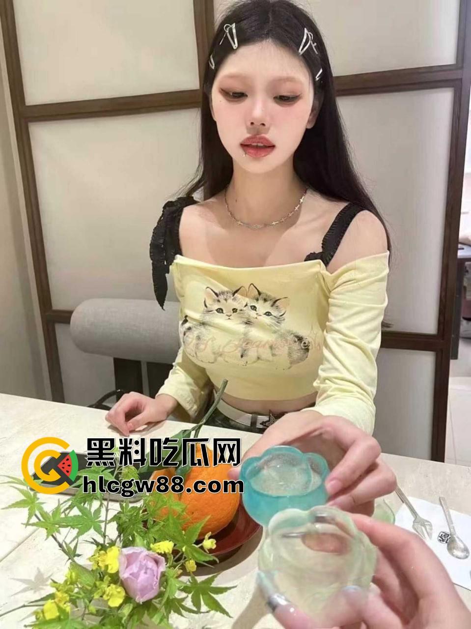 江西小太妹【周芳霞】白天装冷脸厌世女，晚上金主面前掰腿抠骚逼跪地当母狗，金主一句话就变骚货！  第7张