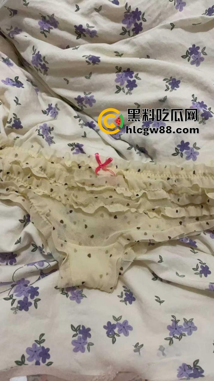 江西小太妹【周芳霞】白天装冷脸厌世女，晚上金主面前掰腿抠骚逼跪地当母狗，金主一句话就变骚货！  第8张