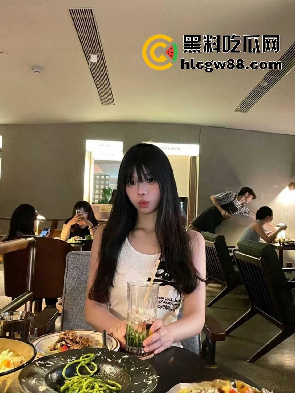 江西小太妹【周芳霞】白天装冷脸厌世女，晚上金主面前掰腿抠骚逼跪地当母狗，金主一句话就变骚货！  第10张