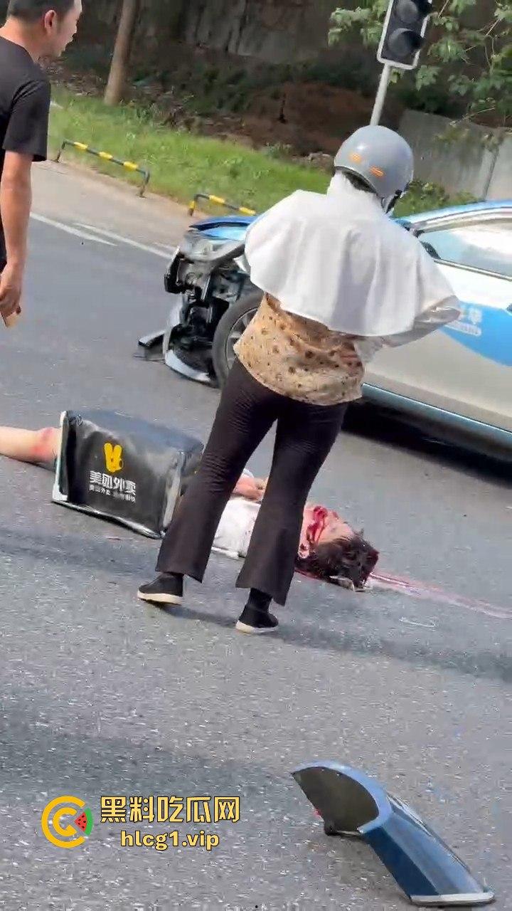 外卖小哥摩托车撞倒女子，女子头破血流浑身抽搐！  第10张