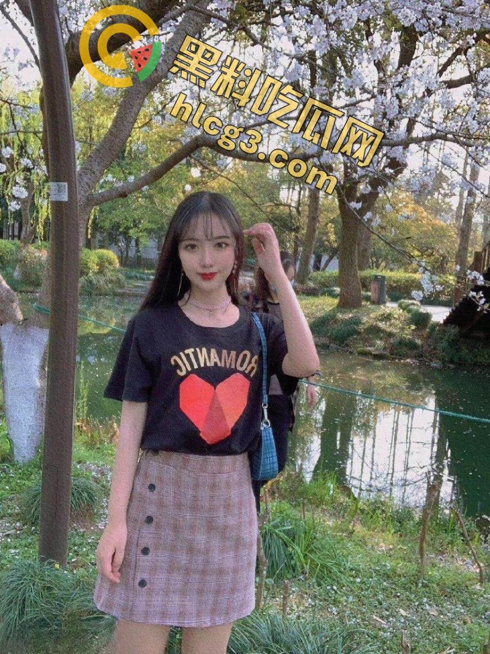 情侣自拍泄密！对镜自慰发给男朋友，男主鸡巴竟然有点短  第1张