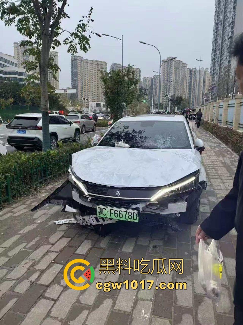 湖北十堰重庆路十几个学生被撞，学生在人行道上直接撞上来，现场伤亡惨重，又来个报复社会的，戾气真重！  第5张