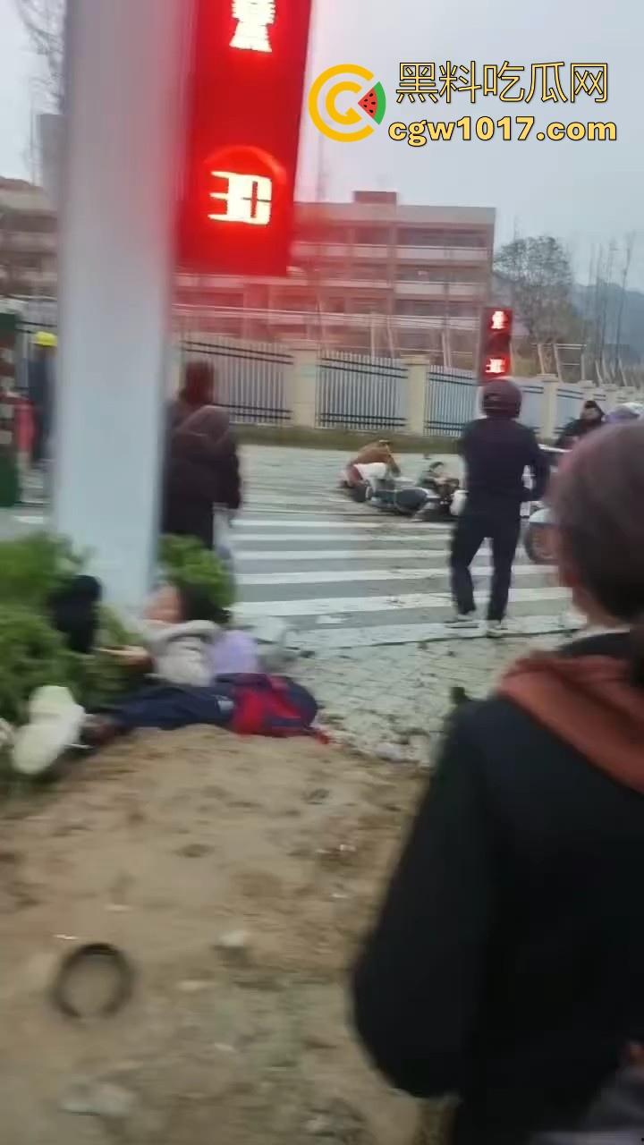 湖北十堰重庆路十几个学生被撞，学生在人行道上直接撞上来，现场伤亡惨重，又来个报复社会的，戾气真重！  第6张
