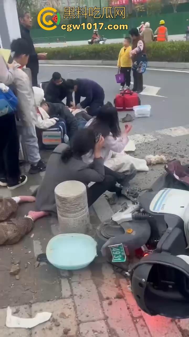 湖北十堰重庆路十几个学生被撞，学生在人行道上直接撞上来，现场伤亡惨重，又来个报复社会的，戾气真重！  第8张
