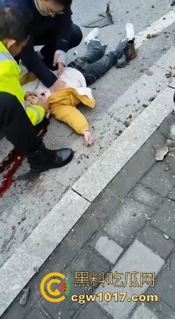 湖北十堰重庆路十几个学生被撞，学生在人行道上直接撞上来，现场伤亡惨重，又来个报复社会的，戾气真重！  第10张