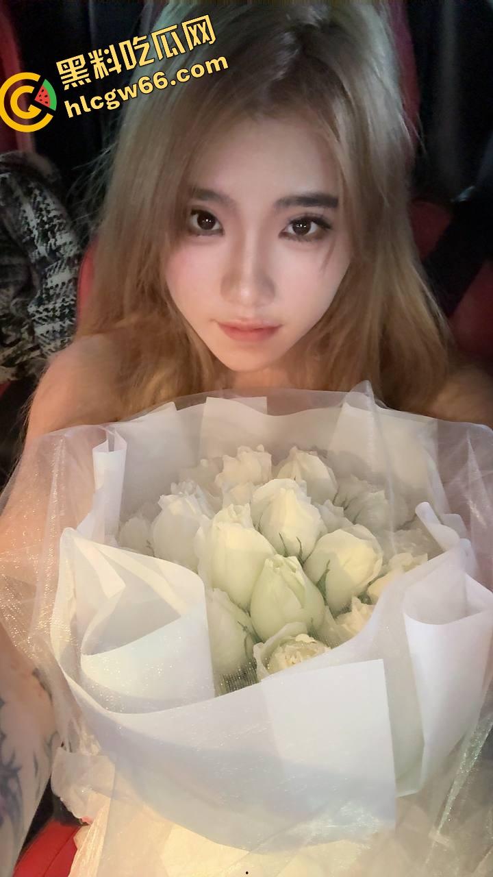 四川刚毕业学生妹『袁梦』化身母狗战士，校服做爱洗手间无套后入、颜射舔精全都安排！  第1张