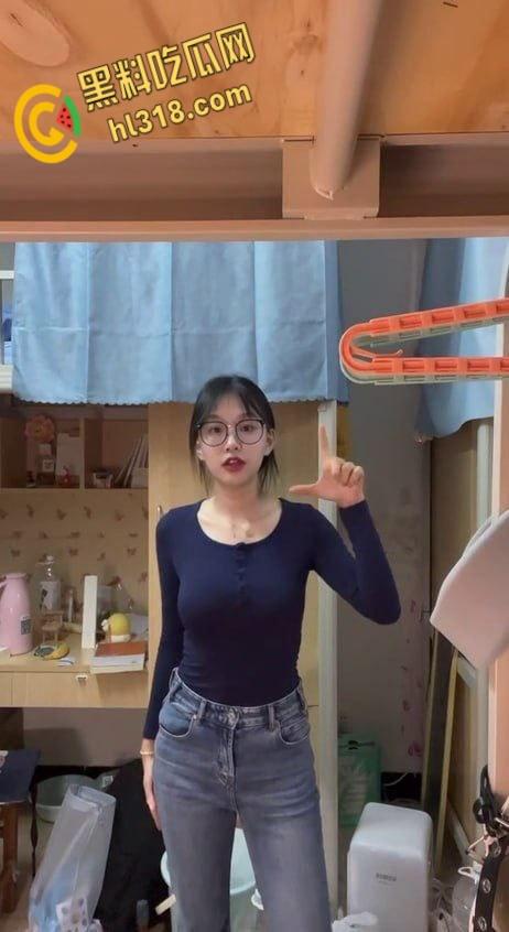 抖音网红【解冻冰河】,双洞齐开一线天白虎嫩穴,肛交自慰果然眼镜妹就是不一样,真的太反差了 ! 第3张 抖音网红【解冻冰河】,双洞齐开一线天白虎嫩穴,肛交自慰果然眼镜妹就是不一样,真的太反差了 ! 第3张