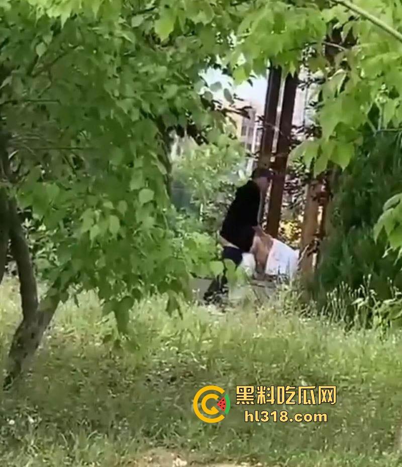 万物复苏的春季，野外偷拍捕捉中年夫妻野战火辣现场！ 男主吃力后入，美女翘臀迎合臀肉颤抖，淫靡至极！  第4张