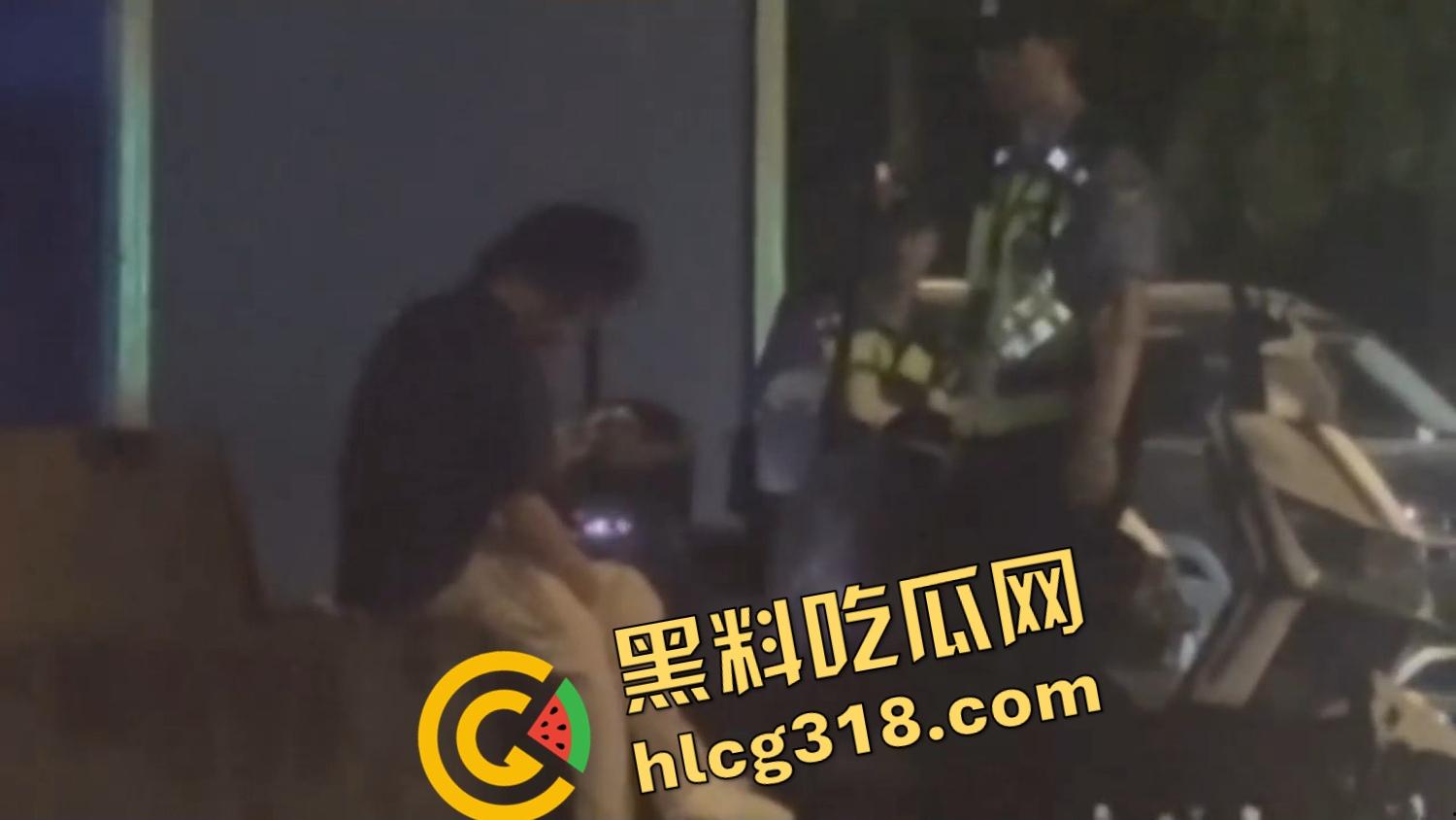 小情侣激情路边打飞机，巡警一照手还在撸，故作镇定装糊涂，路边撸管到底算不算犯法？  第5张