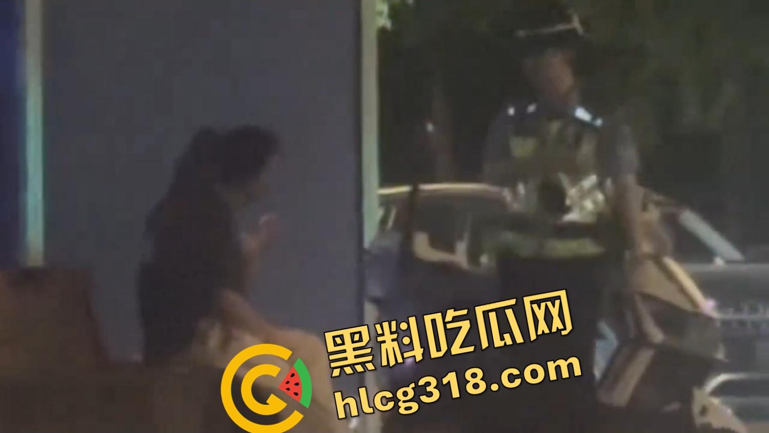 小情侣激情路边打飞机，巡警一照手还在撸，故作镇定装糊涂，路边撸管到底算不算犯法？  第6张