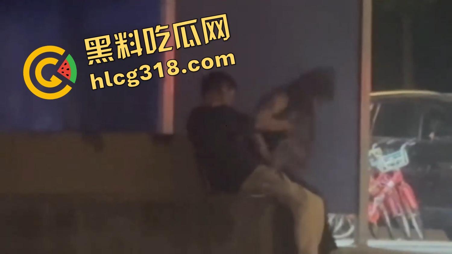 小情侣激情路边打飞机，巡警一照手还在撸，故作镇定装糊涂，路边撸管到底算不算犯法？  第7张