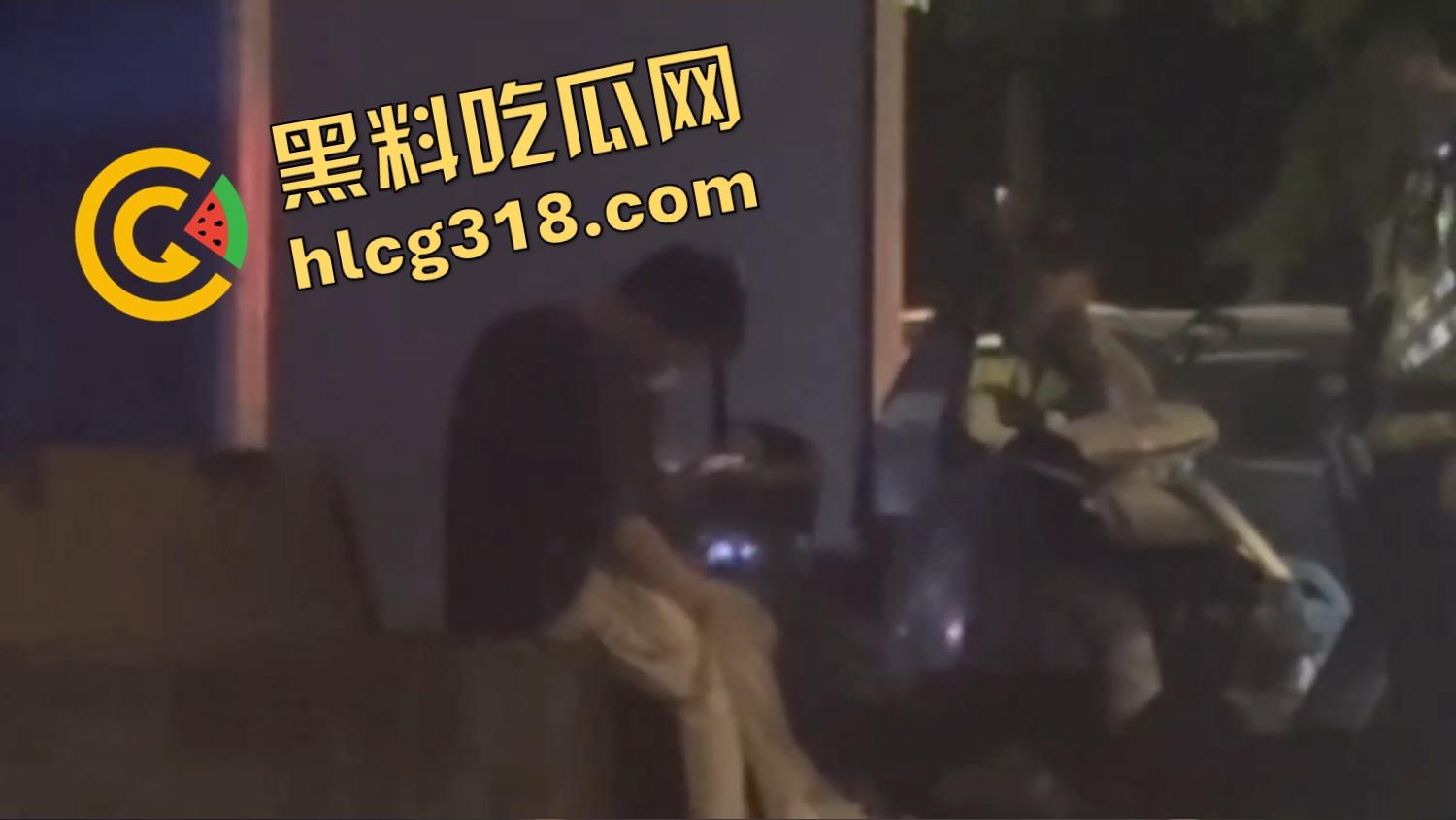 小情侣激情路边打飞机，巡警一照手还在撸，故作镇定装糊涂，路边撸管到底算不算犯法？  第8张