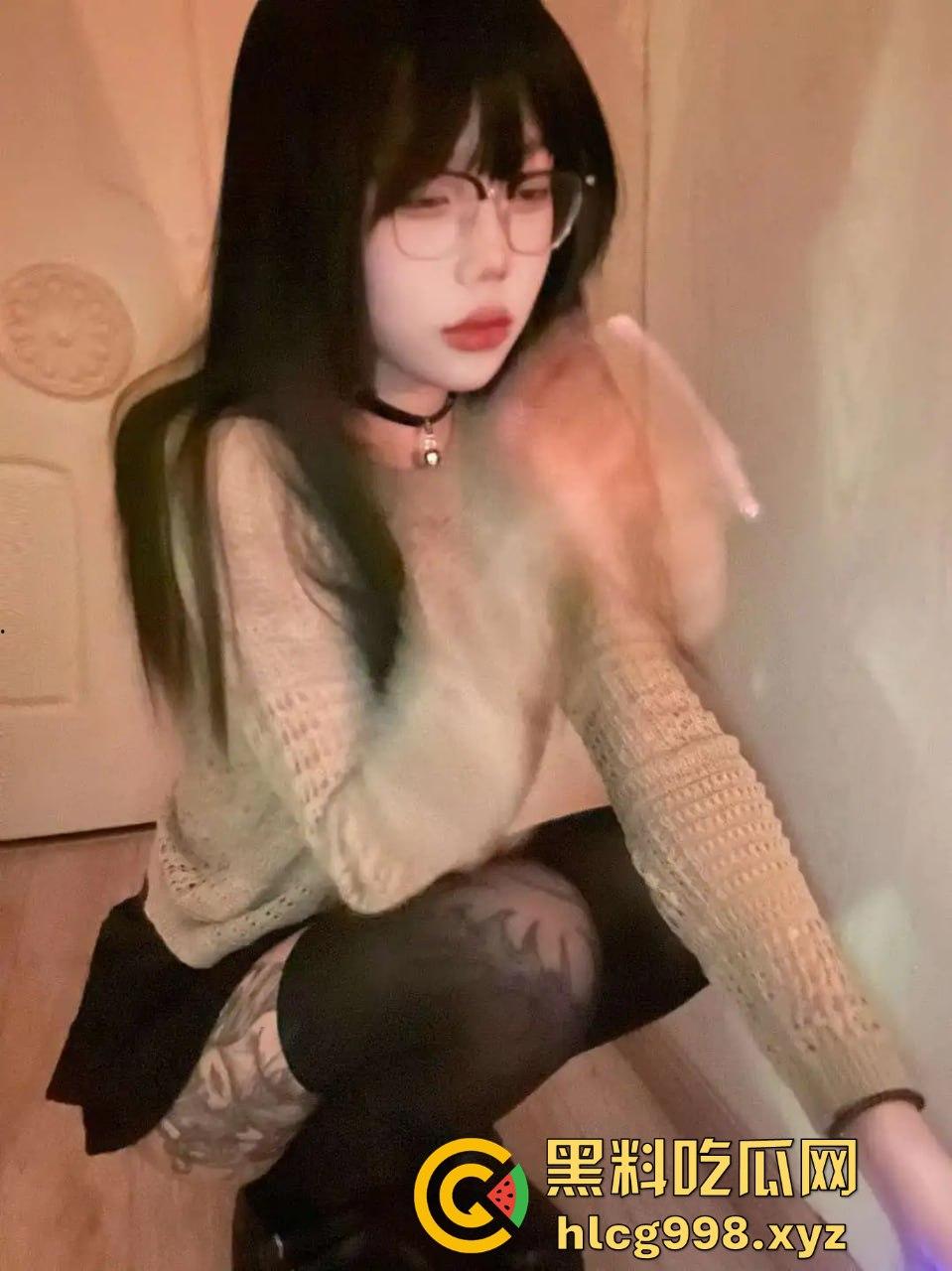 花臂精神小妹原来这么猛！探花爆日完她还不够，朋友圈爆料：一天不被操就要自己冲两次！  第9张