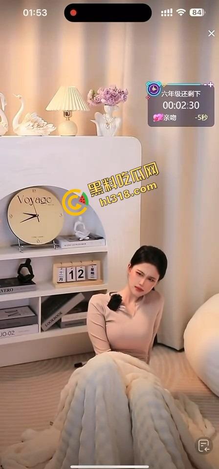 抖音女主播跳蛋十分钟大挑战，毛毯底下裙子塞着疯狂颤抖，直播忍到高潮爽到直喊老公！  第9张