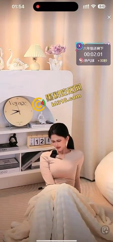 抖音女主播跳蛋十分钟大挑战，毛毯底下裙子塞着疯狂颤抖，直播忍到高潮爽到直喊老公！  第10张