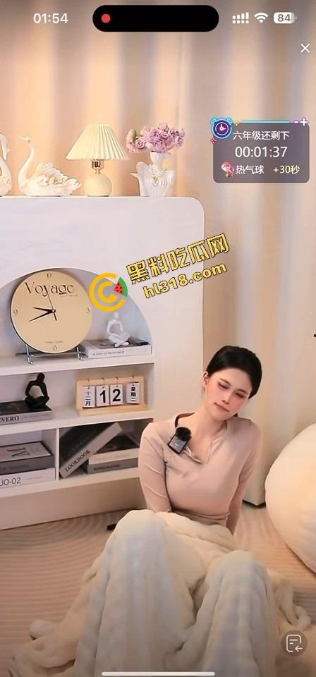 抖音女主播跳蛋十分钟大挑战，毛毯底下裙子塞着疯狂颤抖，直播忍到高潮爽到直喊老公！  第11张