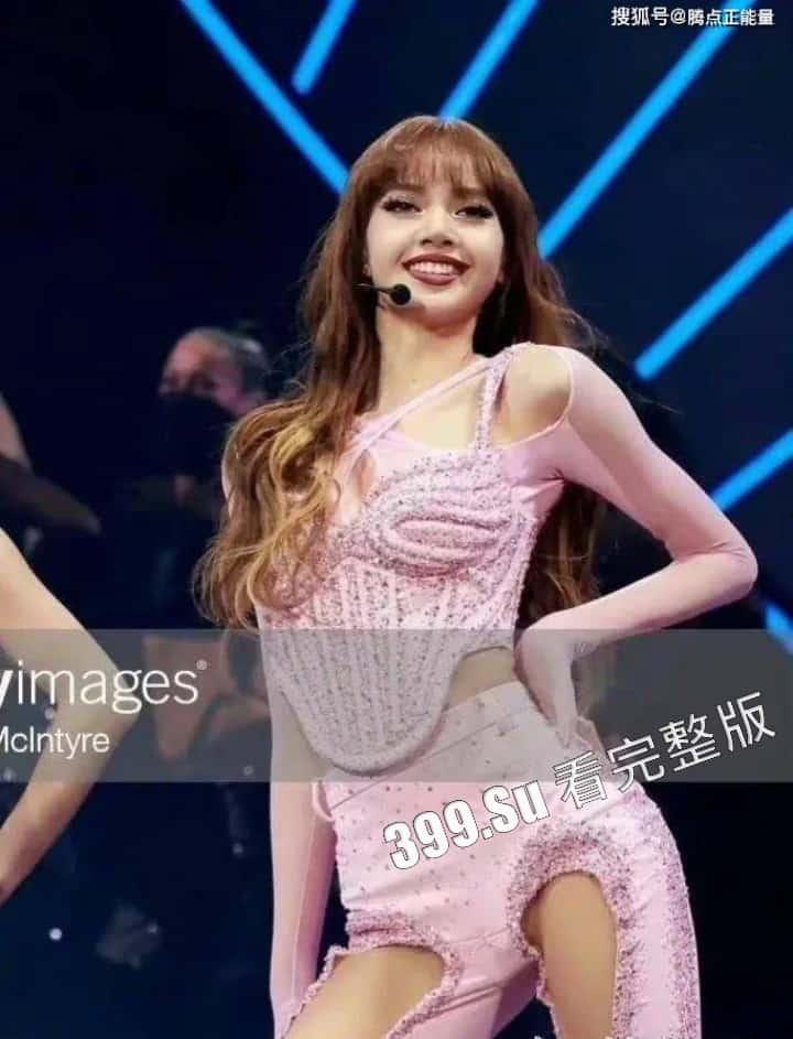 韩国女团「BLACKPINK」Lisa 在巡演中疑似不传内裤鲍鱼轮廓一览无余，网友：Lisa 现在已经成中分了  第4张