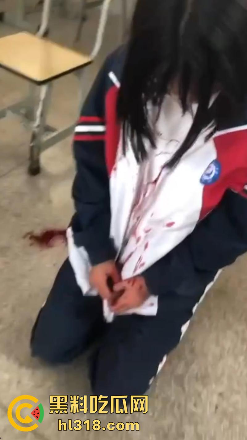 湖北第十一中学霸凌现场，实拍女学生被棍子爆头，果然最毒妇人心，欺负女人最狠的还得是女人  第5张