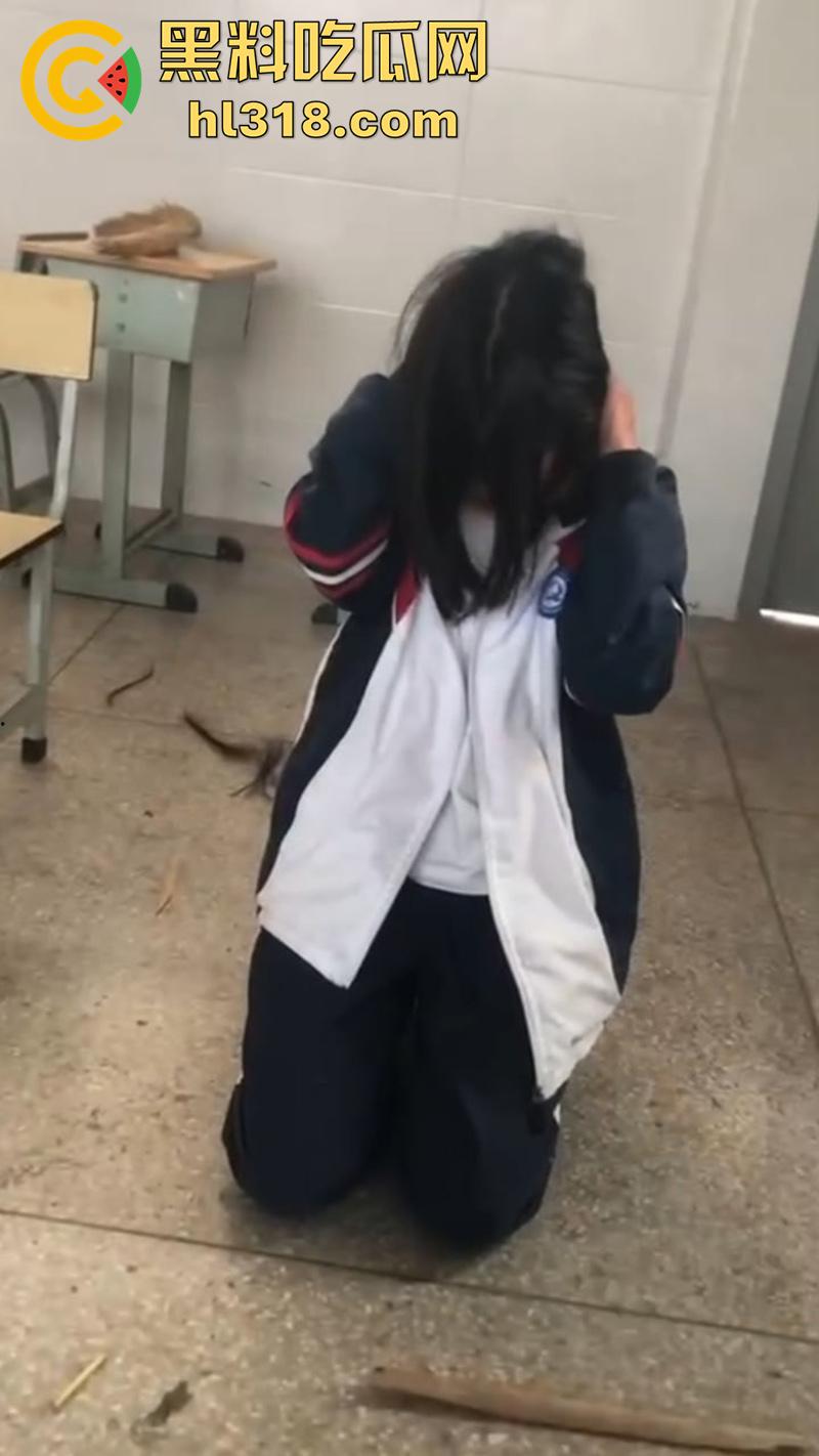 湖北第十一中学霸凌现场，实拍女学生被棍子爆头，果然最毒妇人心，欺负女人最狠的还得是女人  第6张
