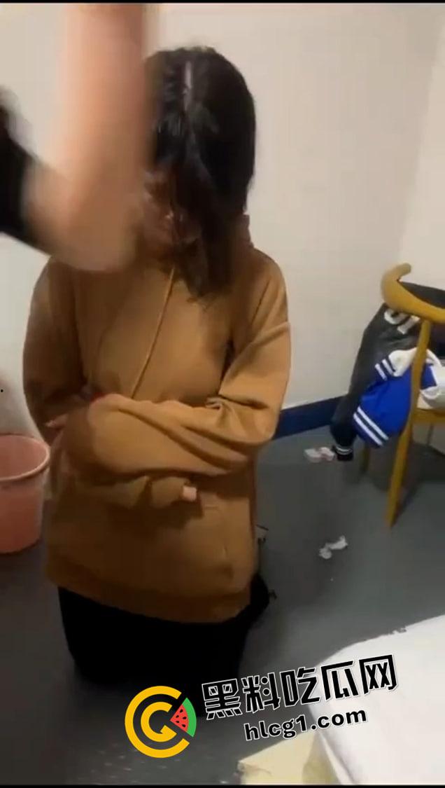 好姐妹就要一起被霸凌！两姐妹相继被教训 脱掉胸罩 羞辱到落泪 现场视频流出  第3张