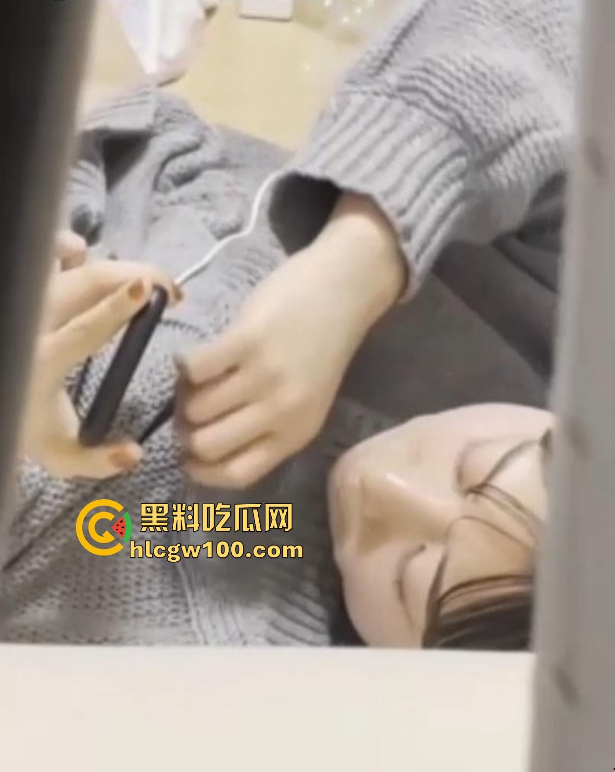 姐姐自慰忘记关门，弟弟全程偷拍求助网友，姐姐这是在堵管子还是修管子？有没有人主动请缨帮姐姐疏通！  第14张