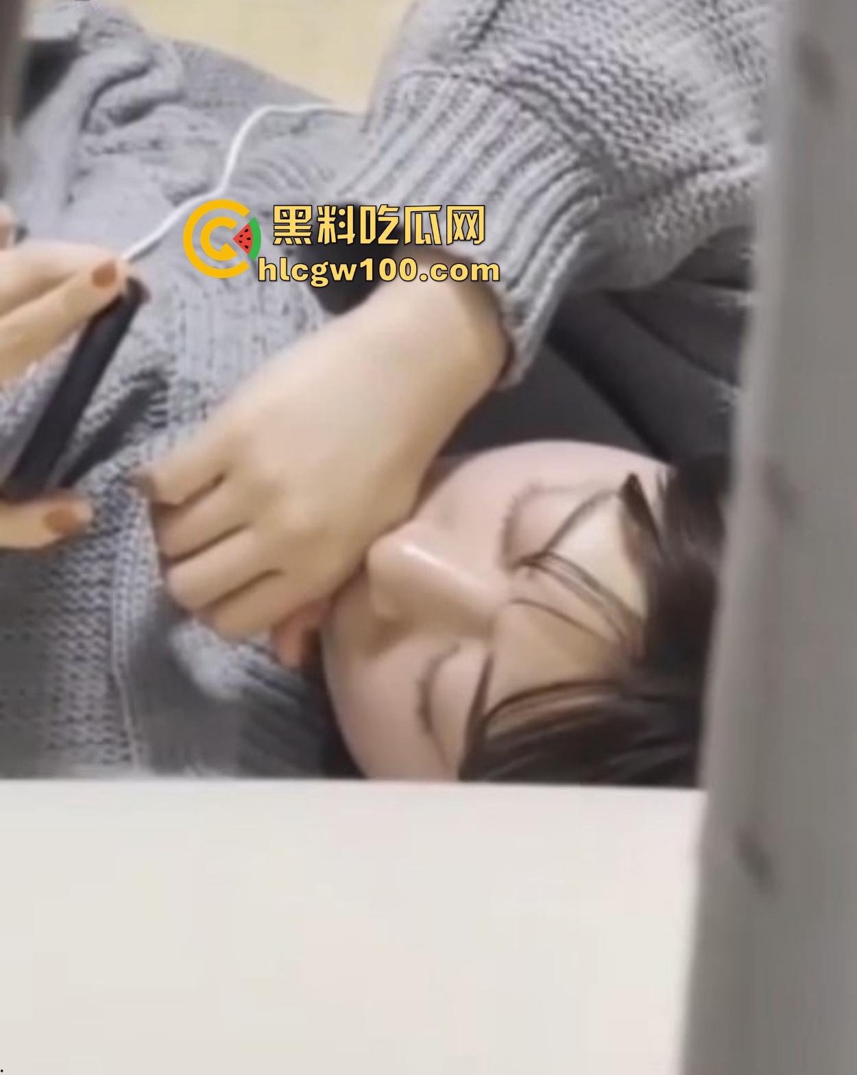 姐姐自慰忘记关门，弟弟全程偷拍求助网友，姐姐这是在堵管子还是修管子？有没有人主动请缨帮姐姐疏通！  第15张