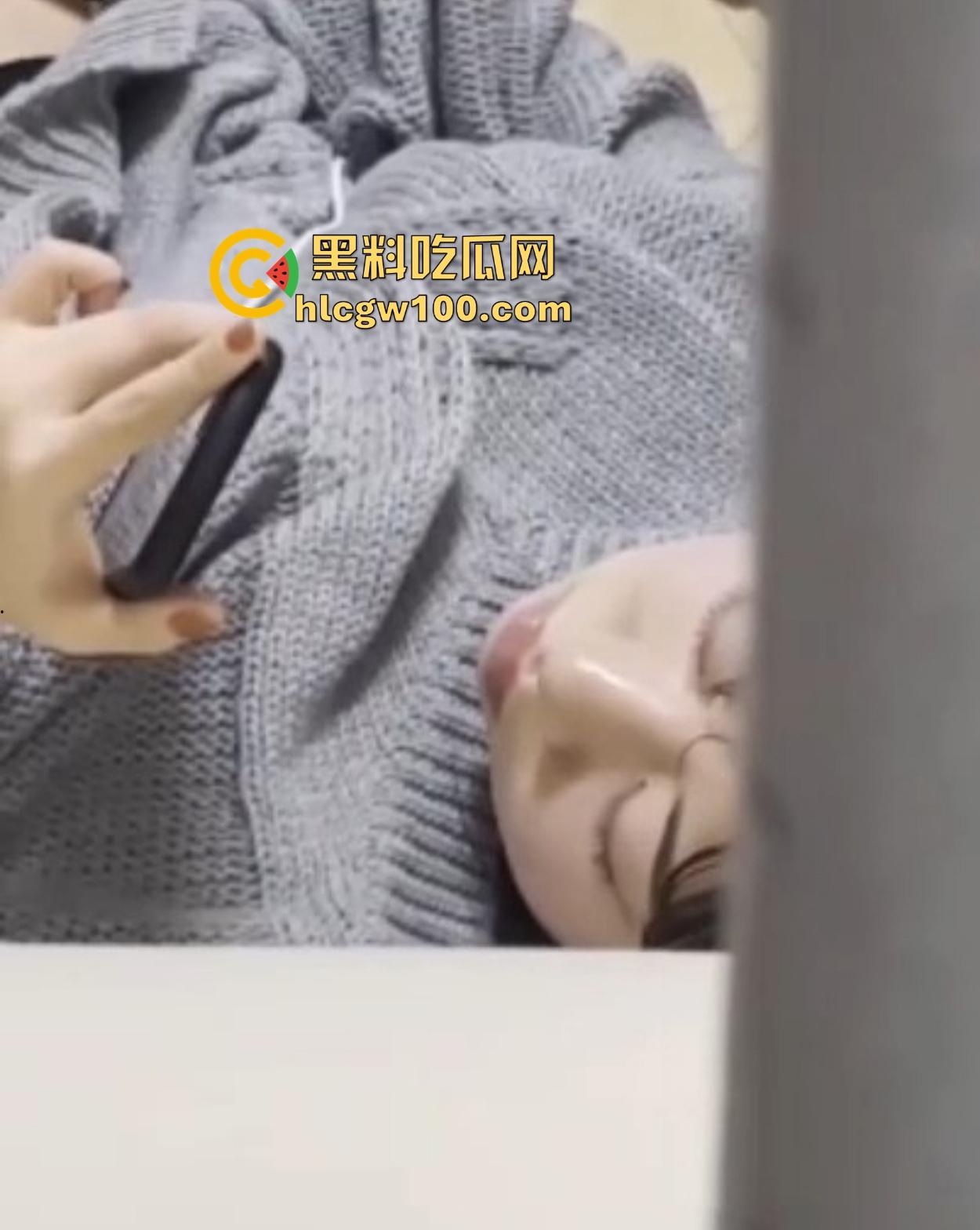 姐姐自慰忘记关门，弟弟全程偷拍求助网友，姐姐这是在堵管子还是修管子？有没有人主动请缨帮姐姐疏通！  第16张