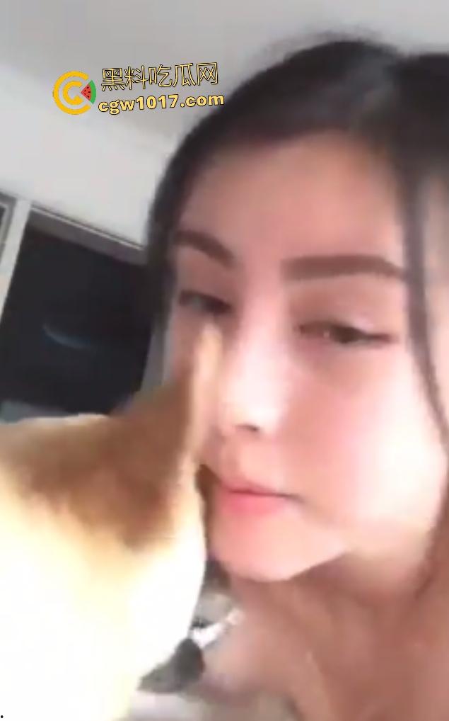 美少妇老公出差饥渴难耐，只好强吻公狗，脱光诱惑狗子它却挣扎逃避，宁愿舔屌都不亲嘴，我也想当狗了！  第2张