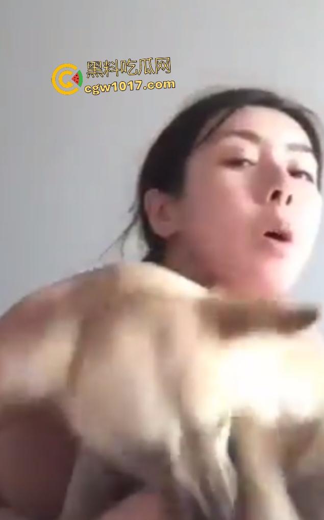 美少妇老公出差饥渴难耐，只好强吻公狗，脱光诱惑狗子它却挣扎逃避，宁愿舔屌都不亲嘴，我也想当狗了！  第7张