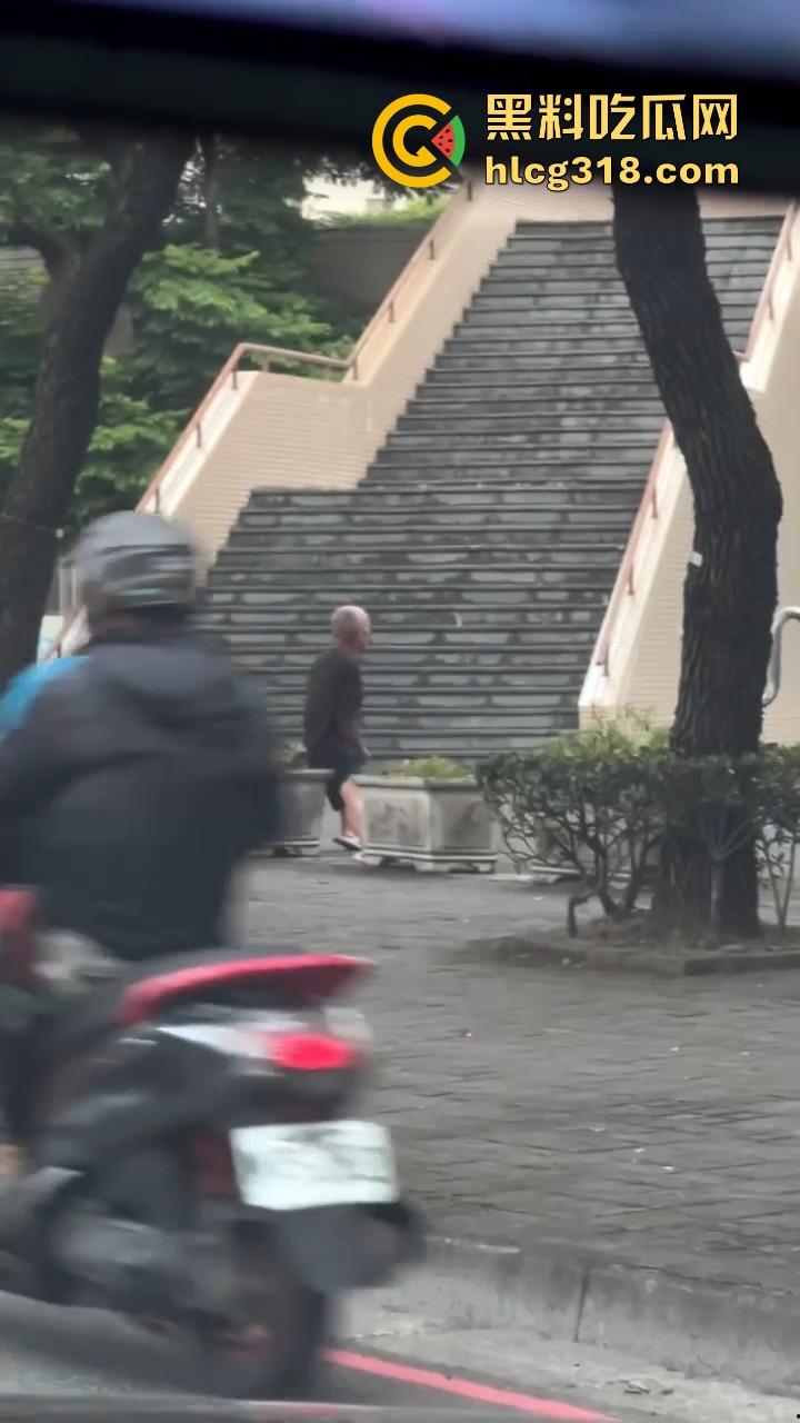 八旬老登公园门口在线打飞机，是不是看到有啥好看的啊姨啊，打得这么起劲，都快撸出火了！  第1张