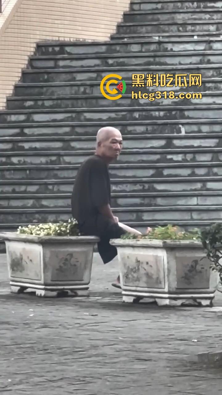 八旬老登公园门口在线打飞机，是不是看到有啥好看的啊姨啊，打得这么起劲，都快撸出火了！  第6张