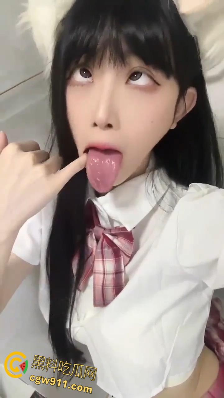 抖音擦边网红【小冰糖】，清纯颜值媚黑婊体质，给金主发制服口舌诱惑，呻吟声让人全身酥麻 ！  第4张