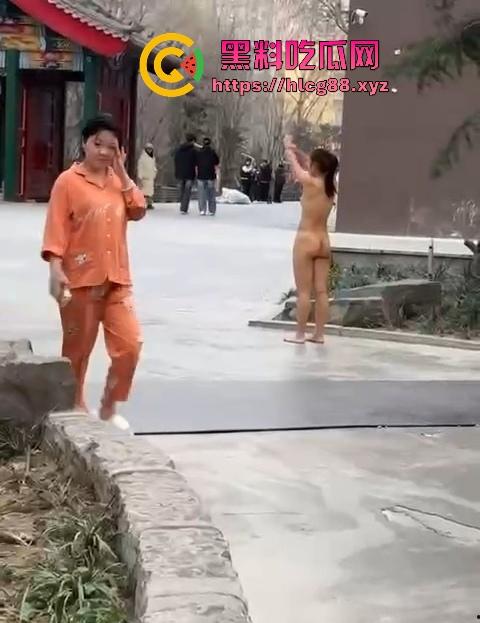 河北美院骚娘们裸奔操场追男生亮瞎狗眼，奶头甩风逼毛飘街，艺术婊感情崩盘就玩人体艺术，天下无人敌！  第5张