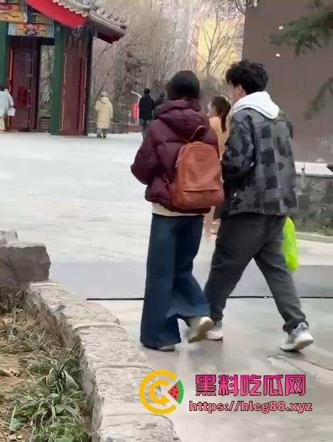 河北美院骚娘们裸奔操场追男生亮瞎狗眼，奶头甩风逼毛飘街，艺术婊感情崩盘就玩人体艺术，天下无人敌！  第6张