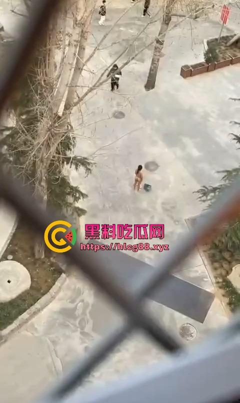 河北美院骚娘们裸奔操场追男生亮瞎狗眼，奶头甩风逼毛飘街，艺术婊感情崩盘就玩人体艺术，天下无人敌！  第9张