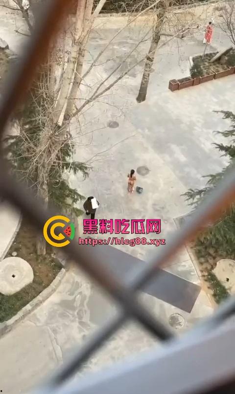 河北美院骚娘们裸奔操场追男生亮瞎狗眼，奶头甩风逼毛飘街，艺术婊感情崩盘就玩人体艺术，天下无人敌！  第10张