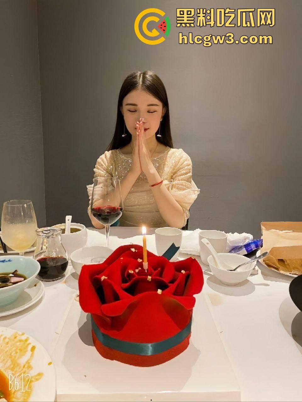 南丹火幕村KTV骚逼『 龙雨微 』少妇素颜还敢卖逼陪酒 骚逼被抠到泛滥 这年头陪酒小妹太不容易！  第3张