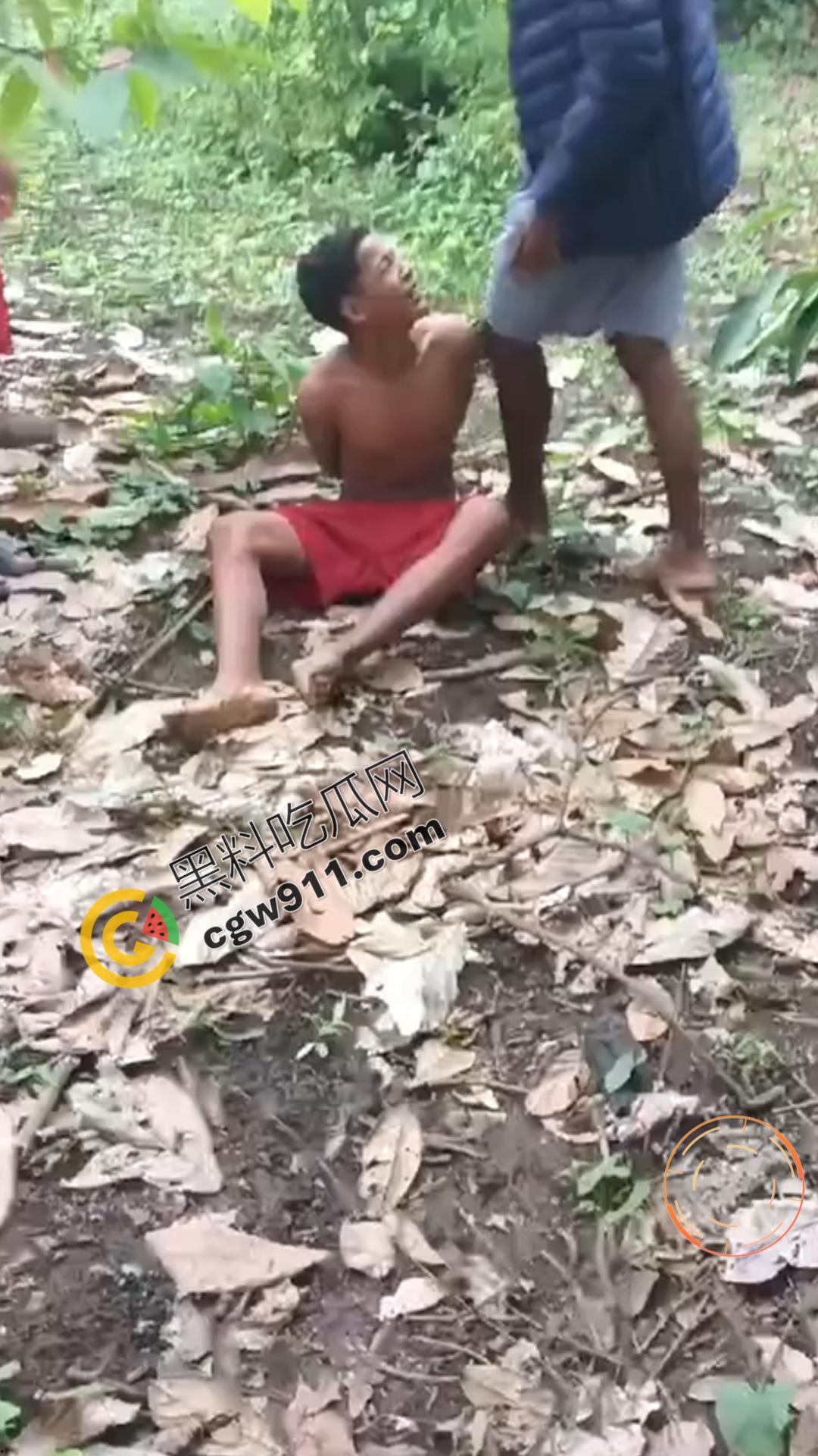 墨西哥毒枭残暴行径：年轻帮派成员遭野外肢解处决，鲜血四溅，画面极度血腥恶心，胆小者勿点  第1张