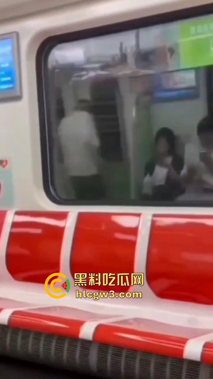 杭州地铁惊现飞机侠，哥们地铁上直接撸管，瘾大得逆天，旁若无人狠导，真特么绝了！  第2张