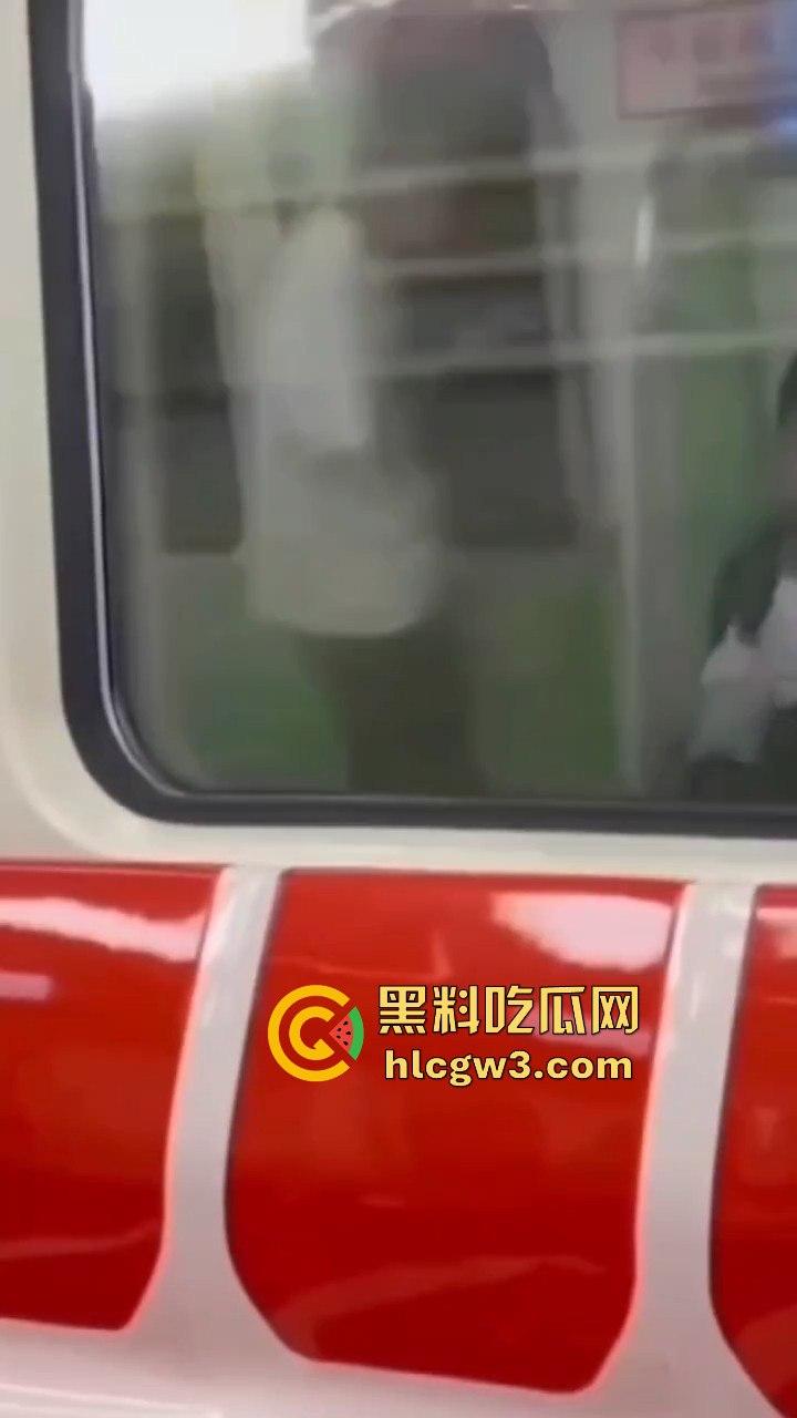 杭州地铁惊现飞机侠，哥们地铁上直接撸管，瘾大得逆天，旁若无人狠导，真特么绝了！  第3张