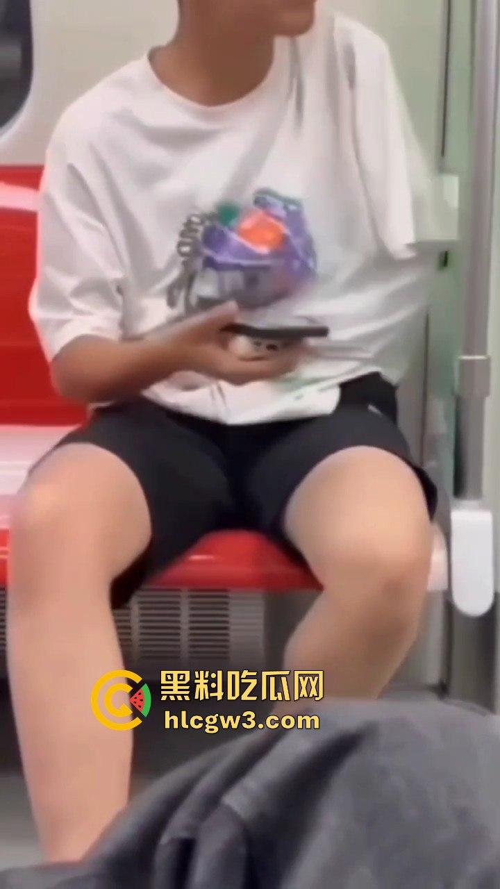杭州地铁惊现飞机侠，哥们地铁上直接撸管，瘾大得逆天，旁若无人狠导，真特么绝了！  第6张