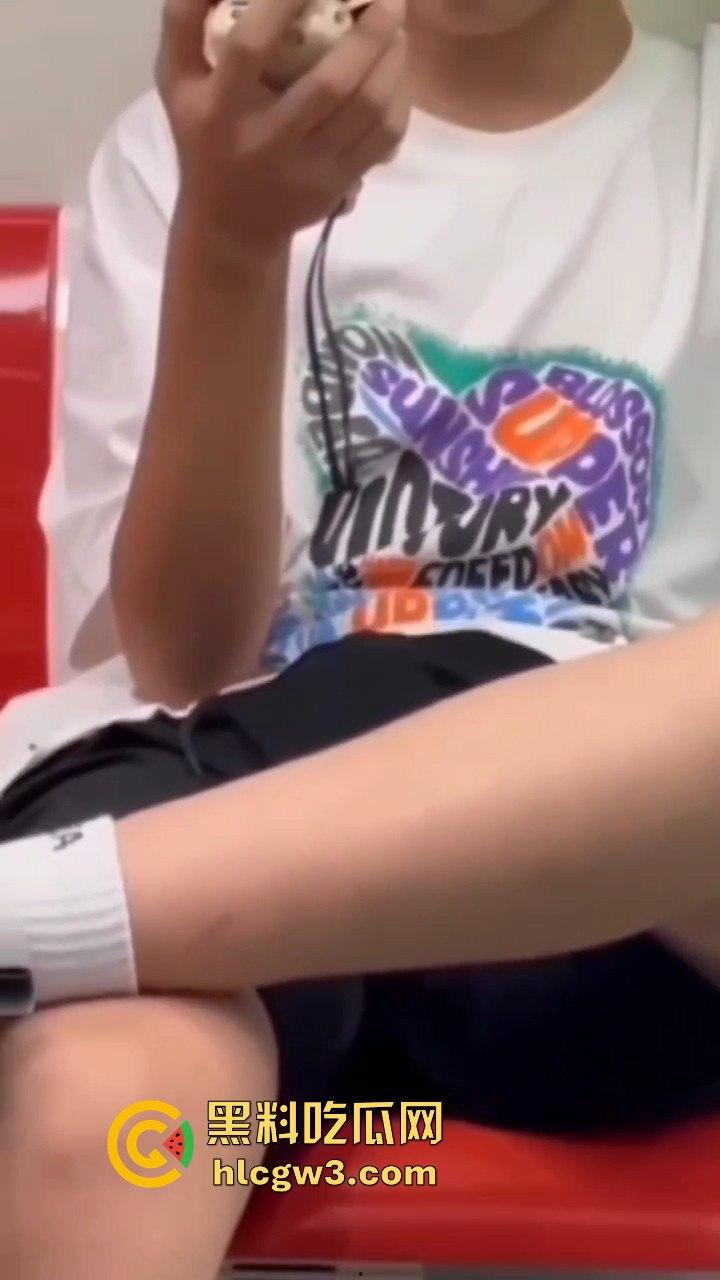 杭州地铁惊现飞机侠，哥们地铁上直接撸管，瘾大得逆天，旁若无人狠导，真特么绝了！  第7张