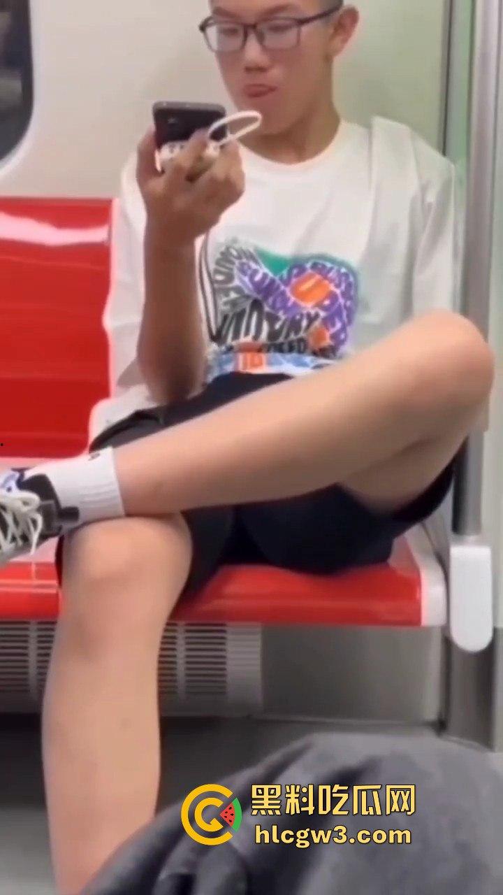 杭州地铁惊现飞机侠，哥们地铁上直接撸管，瘾大得逆天，旁若无人狠导，真特么绝了！  第8张