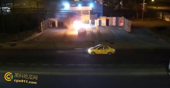 厄瓜多尔瓜亚基尔监狱,外主干道汽车炸弹袭击,逃窜男子撞墙引爆火球冲天,围墙摧毁碎片四溅 ! 第1张 厄瓜多尔瓜亚基尔监狱,外主干道汽车炸弹袭击,逃窜男子撞墙引爆火球冲天,围墙摧毁碎片四溅 ! 第1张