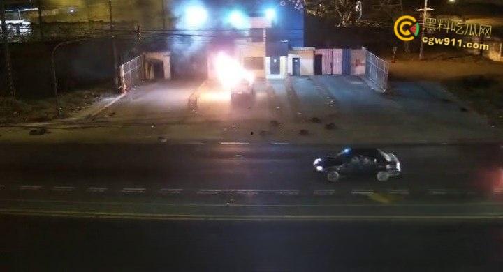 厄瓜多尔瓜亚基尔监狱,外主干道汽车炸弹袭击,逃窜男子撞墙引爆火球冲天,围墙摧毁碎片四溅 ! 第2张 厄瓜多尔瓜亚基尔监狱,外主干道汽车炸弹袭击,逃窜男子撞墙引爆火球冲天,围墙摧毁碎片四溅 ! 第2张