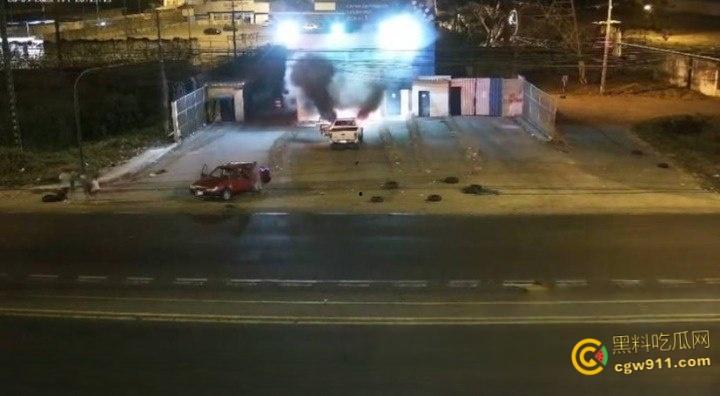 厄瓜多尔瓜亚基尔监狱,外主干道汽车炸弹袭击,逃窜男子撞墙引爆火球冲天,围墙摧毁碎片四溅 ! 第3张 厄瓜多尔瓜亚基尔监狱,外主干道汽车炸弹袭击,逃窜男子撞墙引爆火球冲天,围墙摧毁碎片四溅 ! 第3张