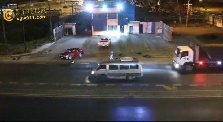 厄瓜多尔瓜亚基尔监狱,外主干道汽车炸弹袭击,逃窜男子撞墙引爆火球冲天,围墙摧毁碎片四溅 ! 第4张 厄瓜多尔瓜亚基尔监狱,外主干道汽车炸弹袭击,逃窜男子撞墙引爆火球冲天,围墙摧毁碎片四溅 ! 第4张